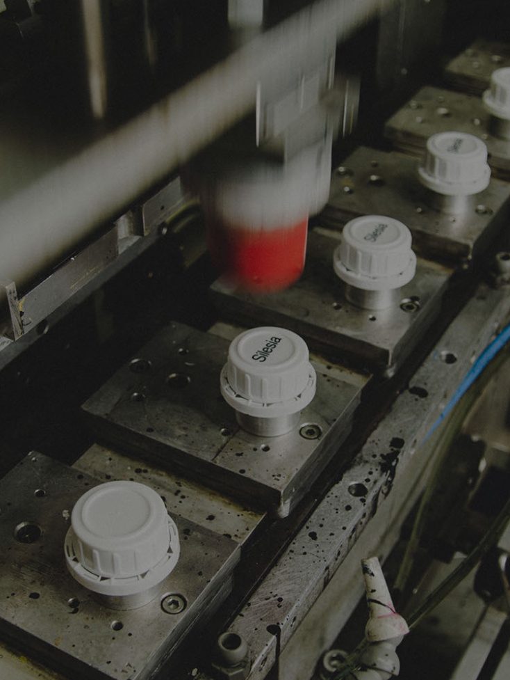 Tampondruckautomat mit Taktband bei der Bedruckung eines Kanisterverschlusses